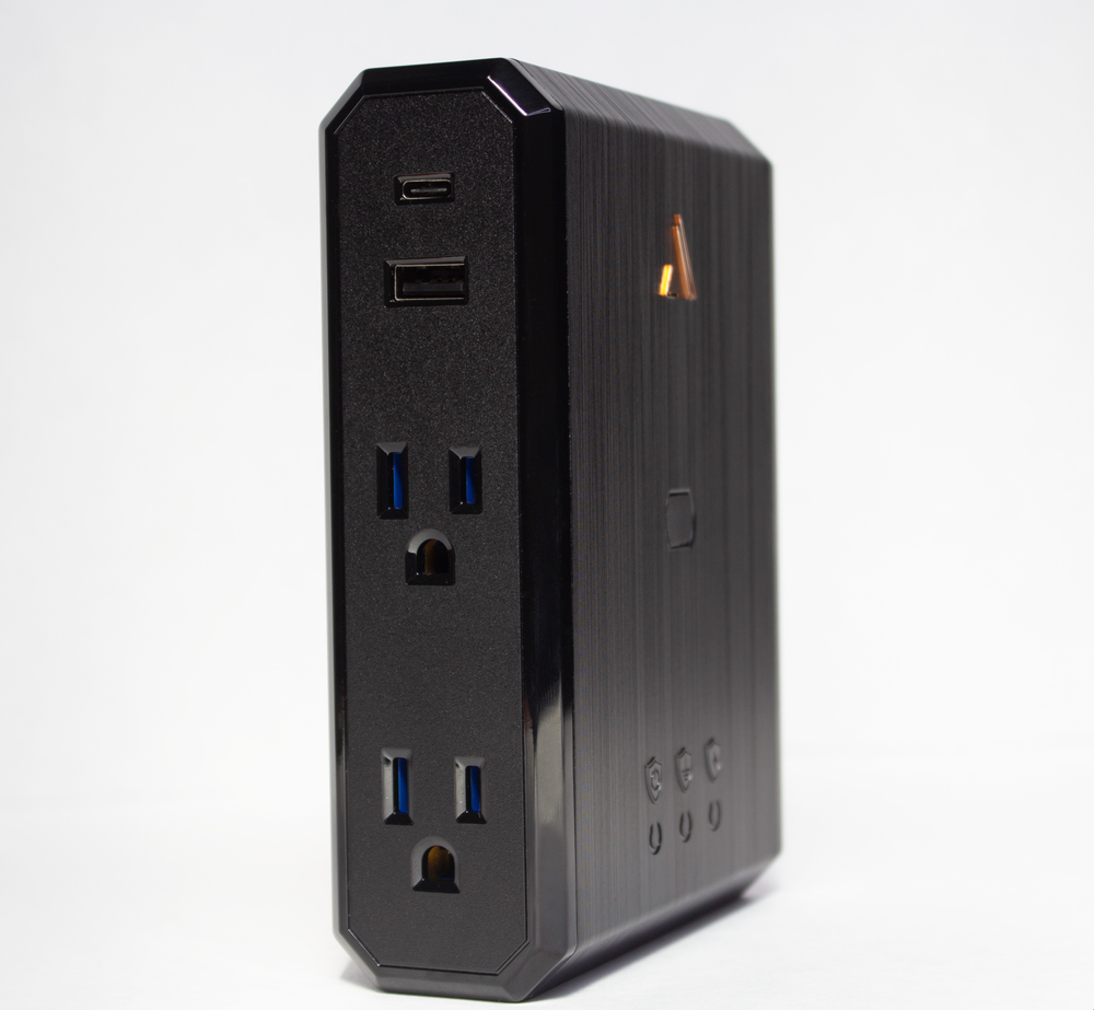 lll Series \\ Power 4-Outlet With Omniport USB
