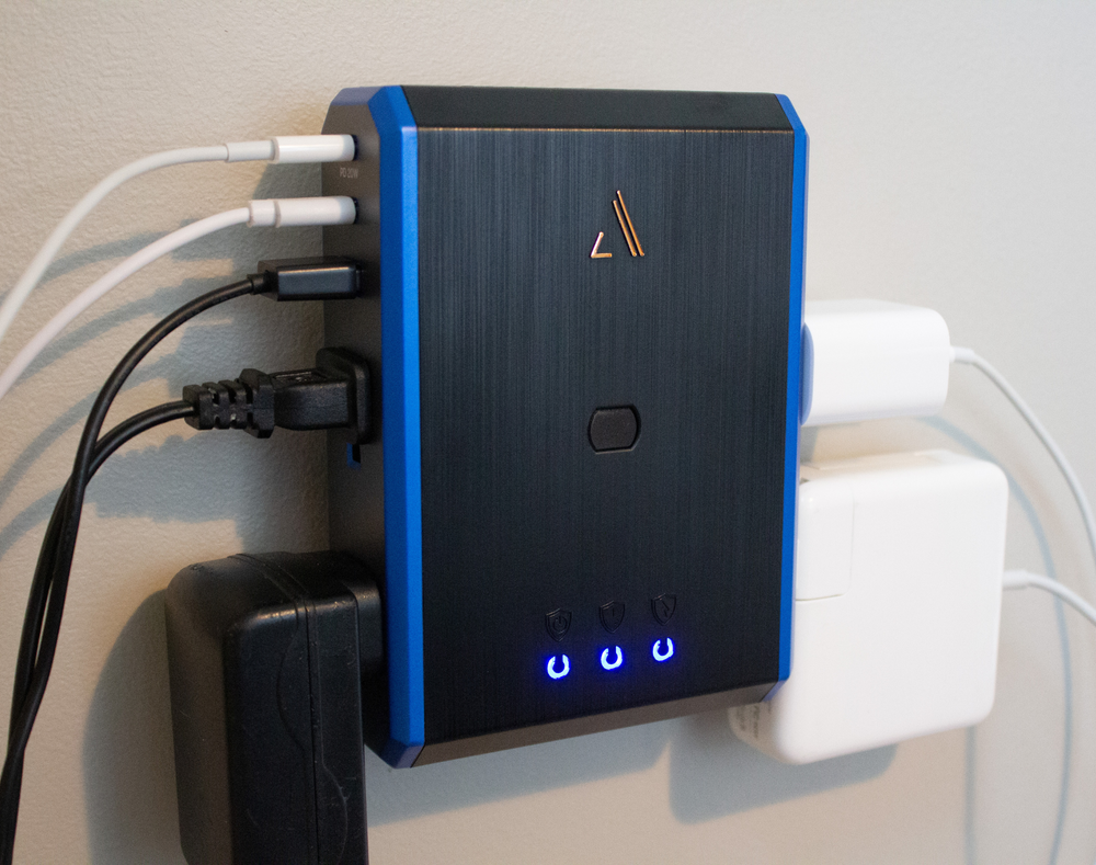 V Series \\ Power 4-Outlet With Omniport USB & 20W USB-C PD Ports