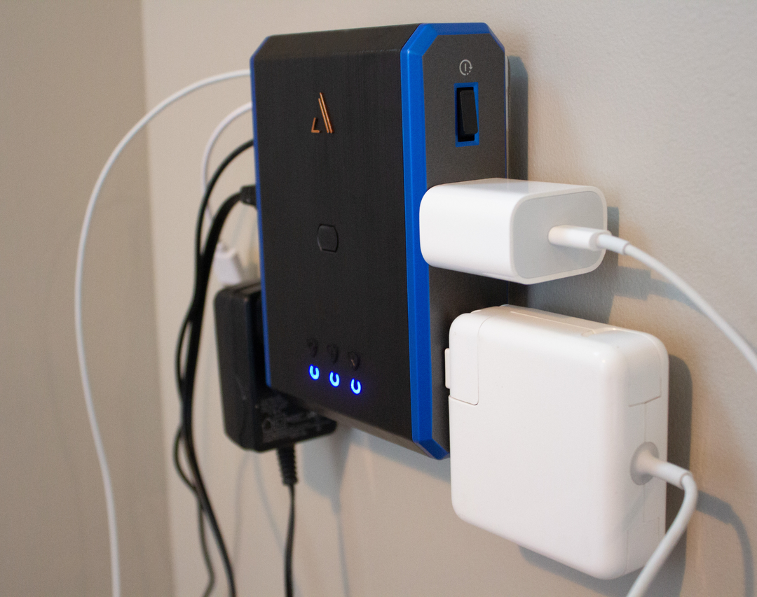V Series \\ Wall Charger 4-Outlet With Omniport USB & 20W USB-C PD Ports